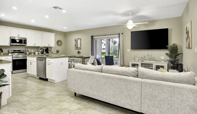 6 BEDROOMs, Walk to Beach, Game Room, Parking, AC