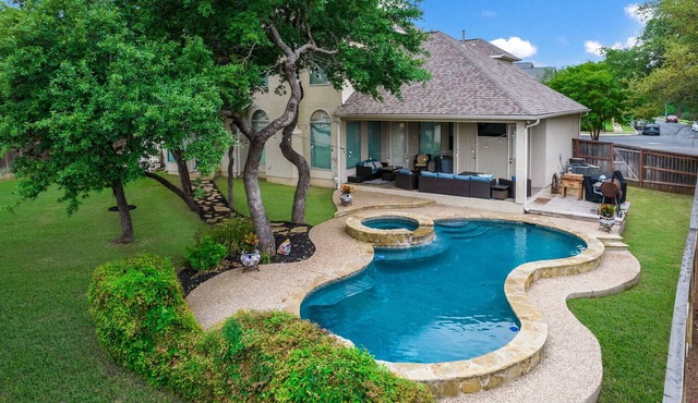6 Bedrooms With a Pool and 4 baths!