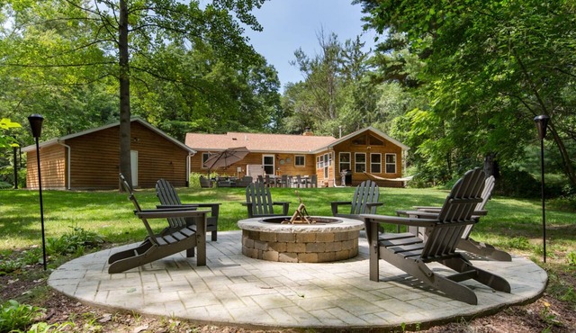 6 Beds, 3 Baths Recently renovated sleeps 14 (10 Adults, 4 Children) .