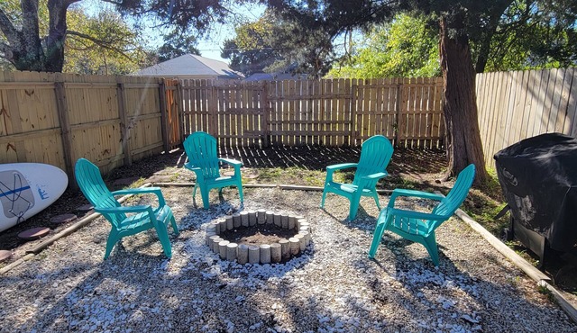 6 beds, 3 bedrooms, grill, small backyard and firepit, close to beach