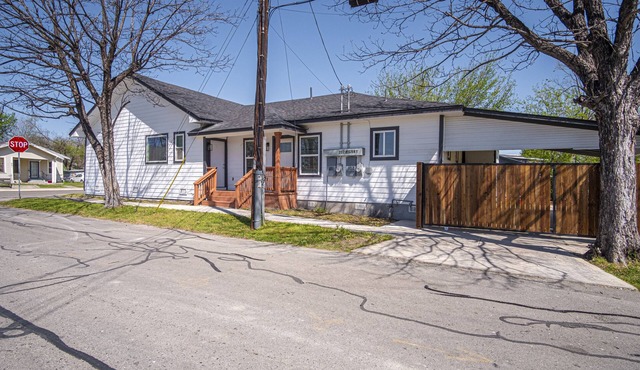 6-Beds 3BDRM & 2Bath Close prox. to Downtown. Full Kit,Ldry, & cvred parking