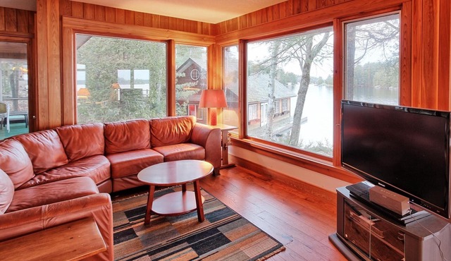 6 beds, 6 baths on a Point on Lake Muskoka! Hot tub, 2-slip boathouse!