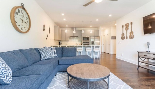 6 Beds + Safe & Quiet! 6 to Airport & 15 to Downtown!