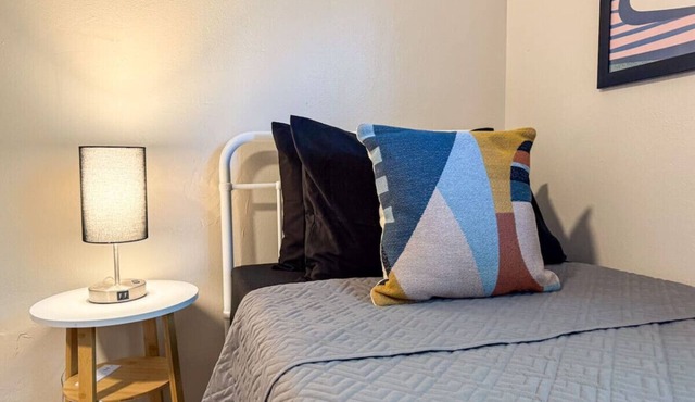 6 Beds + Sofa Bed (Sleeps 8) Spacious Crew Housing