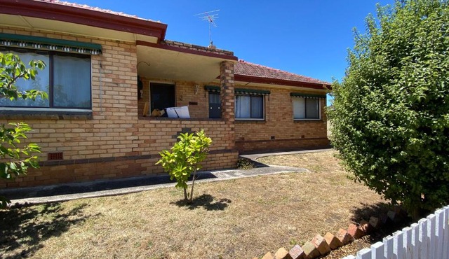 6 Beds-Whole House with 4 bedrooms -Stawell - share accommodation - 2 rooms for 4 gusts are available
