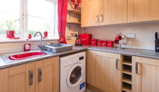6 berth/2 bed property in village location, enclosed garden. Fibre Broadband