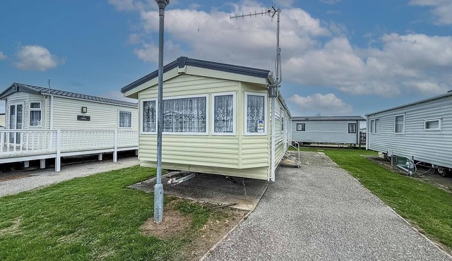 6 berth caravan for hire at Seawick Holiday Park by the beach ref 27431SW