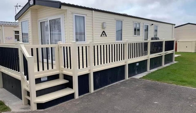 6 BERTH DELUXE CARAVAN PALM GROVE 42