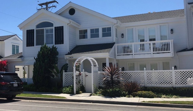 6 Blks from beach. Walking distance to restaurants, shops. Excellent location!