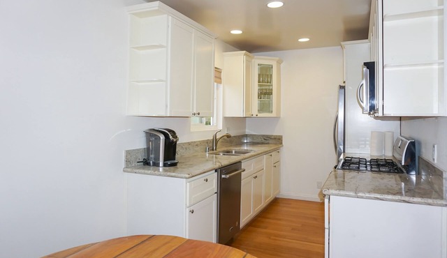 6 Blocks from Beach - Private Locked Room in Great Building & Ideal Location!