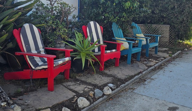 6 blocks to Santa Monica beach, great neighborhood