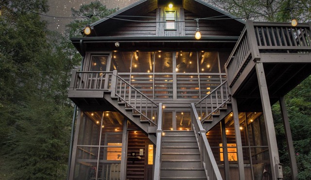 6 BR/3 Bath Riverfront Cabin w/Hot Tub Game Rm & Fire Pit | Pet Friendly