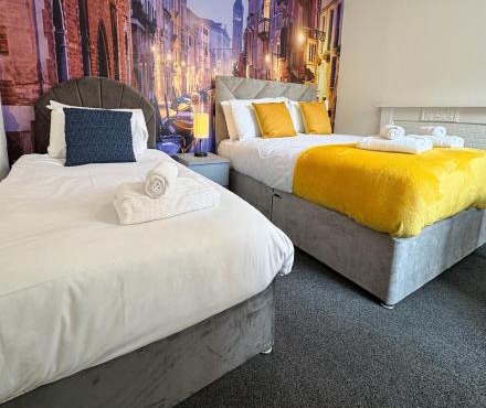 6 BR 4 Bath Central Worcester Sleeps 12