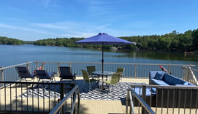 6 BR Charming Waterfront Spacious Lakehouse with Private Double-decker Dock