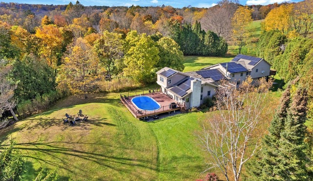 6-BR Country Estate 14-Min. to Jiminy Peak