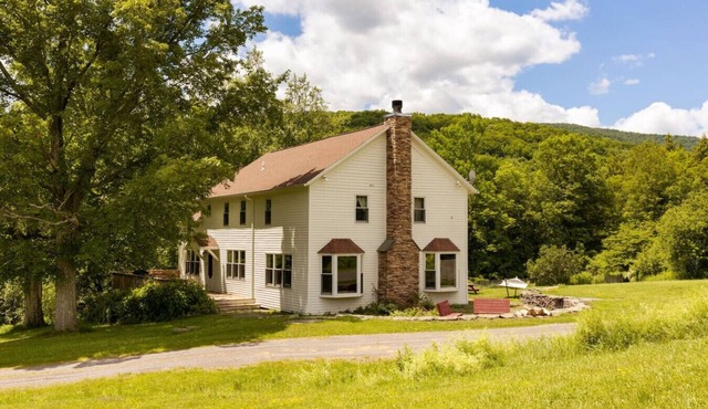 6 BR Country Farmhouse only 2 miles from SKIING