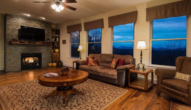 6 BR Enormous, 4700 Square Foot Vacation Home with Majestic Mountain Views!
