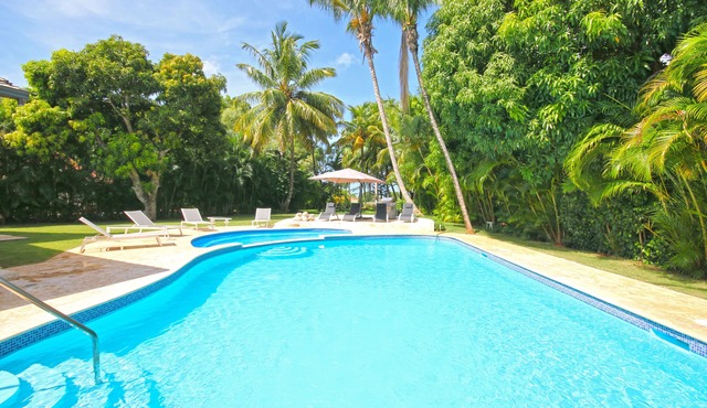 6 BR - FULL AC- CHEF & FULL STAFF- 3 GOLF CARTS - STEPS TO BEACH