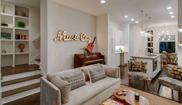 6 BR Gulch Homes, Garages, Rooftops, Walk to Gulch 10 Mins to Broadway, 24 Hour Hospitality Team, Perfect for Groups