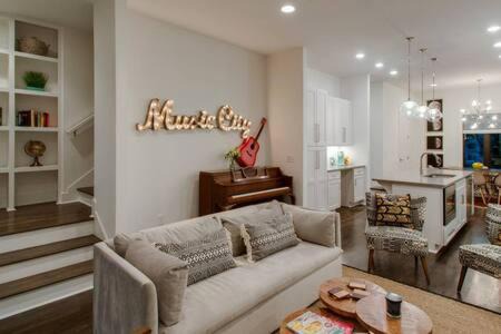6 BR Gulch Homes, Garages, Rooftops, Walk to Gulch 10 Mins to Broadway, 24 Hour Hospitality Team, Perfect for Groups