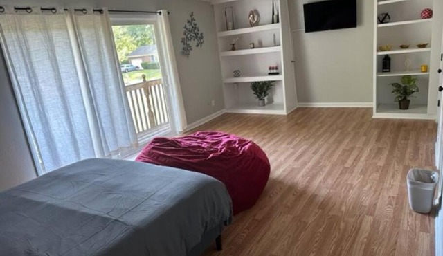 6 BR Home near Football Stadium!
