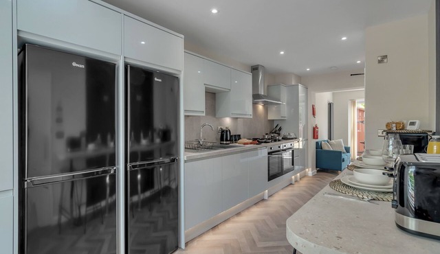 6 BR Home | Sleeps 12 | 4 Bathrooms | with Garden