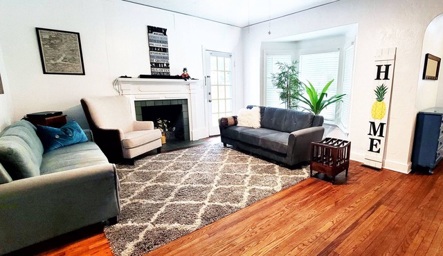 6 BR House next to Sorority Row/ Shands Hospital/ UF Campus- Perfect for Groups