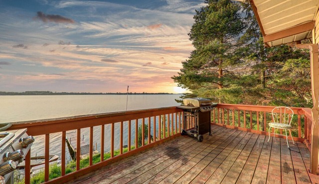 6 BR Lakefront Cottage , 20 Slps , 1 Hr From Toronto , Hot tub