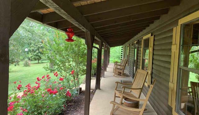 6 BR Log Home in Piney Woods of East TX with hot tub and POND