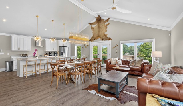 6 BR Luxury Home on Main Street in Downtown Blowing Rock + Hot Tub!