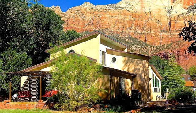 6 BR Villa Downtown in Springdale 1.2 mi from ZNP Sleeps 14 Free parking 6 cars