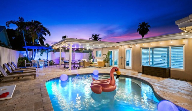 6 BR With Heated Pool Close to Beach