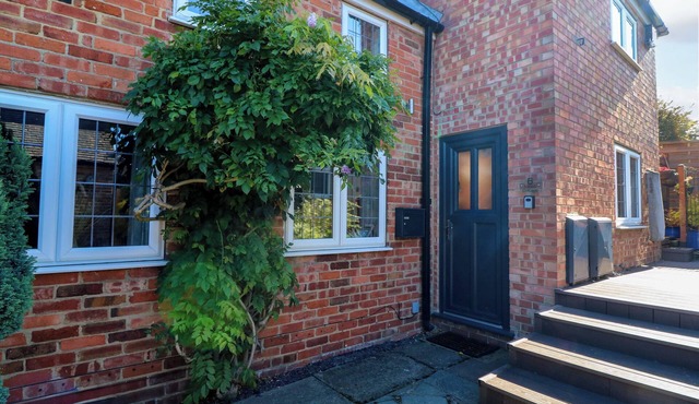 6 BROOK COURT, pet friendly, with open fire in Derby