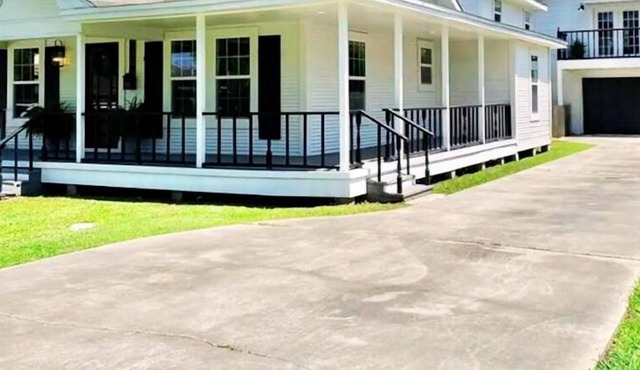 6 BRs Spacious Charming House, Great Neighborhood