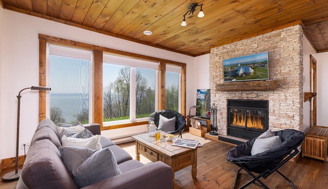 61B Chalet: Hot Tub, River Views & Wood Accents