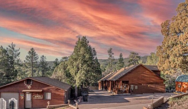 6 Cabins with Kitchens+Gameroom&Playground