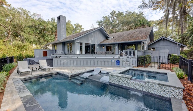 6 Cannon Row: Pet Friendly Home, Free Bikes, Private Pool, Walk to Beach