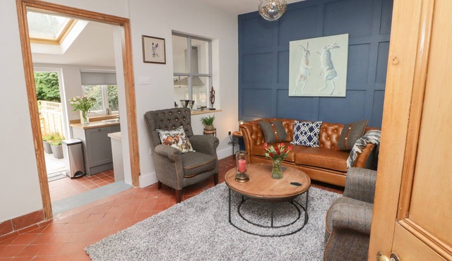 6 CASTLE STREET, pet friendly, with a garden in Clun