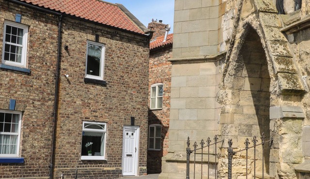 6 CHURCH HILL, pet friendly, luxury holiday cottage in Malton