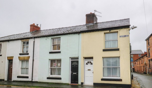 6 CHURCH LANE, pet friendly, with a garden in Llanidloes