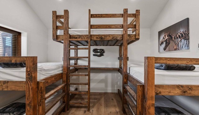 #6 Dinosaur Cabin! Newly Remodeled! AC! Sleeps 5!