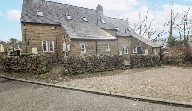 6 FIDLERS CLOSE, with open fire in Bamford