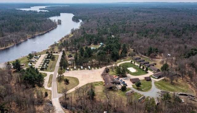 6 guests 3BR, fully furnished, on-site enjoyment.