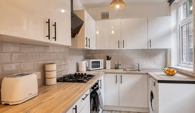 6 Guests House, Massage Mattresses, SmartTV & Netflix with Free Parking & WIFI