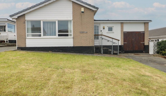 6 GWELFOR ESTATE, pet friendly, country holiday cottage in Cemaes Bay