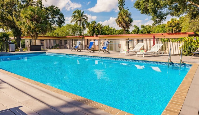 #6 Heated Pool, Private Patio & Grill, 1BR+sunroom