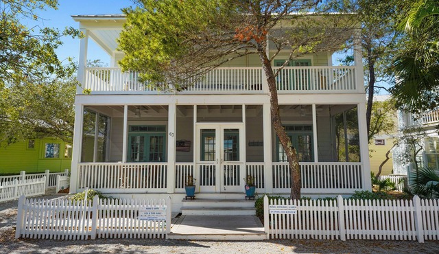 6 Houses to Beach in Seaside, FL + 2 Adult Bikes! Great Location, Sleeps 6
