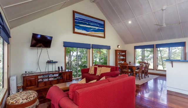 6 Ilmenite Avenue - Coastal beach shack within walking distance to patrolled beach and CBD,