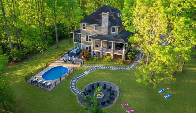 6 King Bedrms! Heated Pool. 2 Hot Tubs. Game Room. 3 Fire Pits. Sleeps 22!