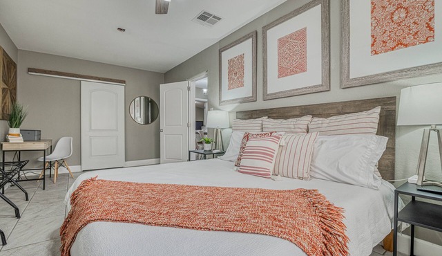 🌞6 KING beds, 14 GUESTS, 5 BEDROOMS, 2 BATHROOMS, REFRIGERATION, NEAR AIRPORT